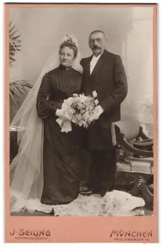 Fotografie J. Seiling, München, Prielmayerstr. 18, Hochzeitspaar mit Blumenstrauss