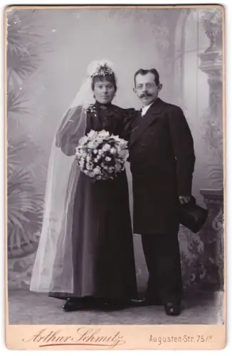 Fotografie Arthur Schmitz, München, Augusten-Str. 75, Elegantes Hochzeitspaar mit Blumenstrauss