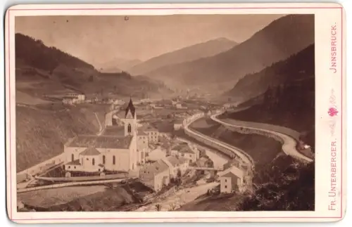 Fotografie Fr. Unterberger, Innsbruck, Ansicht Matrei /Brennerbahn, Blick zur Kirche gegen die Berge