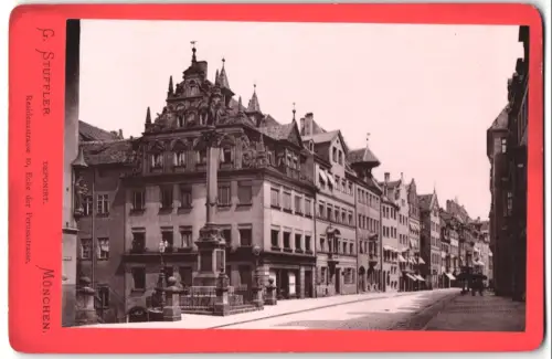 Fotografie G. Stuffler, München, Residenzstrasse 10, Ansicht Nürnberg, Adlerstrasse mit Denkmal und Gasthaus
