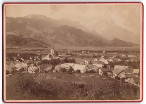 Fotografie B. Johannes, Partenkirchen, Ansicht Partenkirchen, Ortsansicht mit Kirche und Bergpanoram