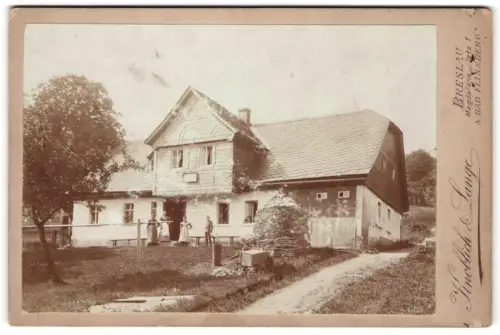 Fotografie Knoblich & Lange, Breslau, Magdalenenkirche 1, Ansicht Wollstein, Klara Wollstein, Martha Opitz vor dem Haus