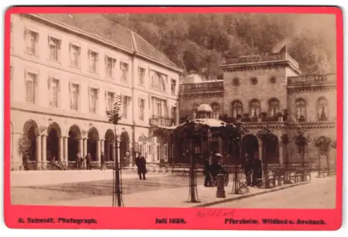 Fotografie A. Schmidt, Pforzheim, Ansicht Wildbad, Platz mit Passanten im Juli 1884