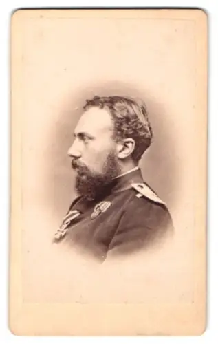 Fotografie G. Lüders, Celle, hinterm Brauhause, Soldat in Uniform mit EK II 1870 und Kriegsdenkmünze 1870/71