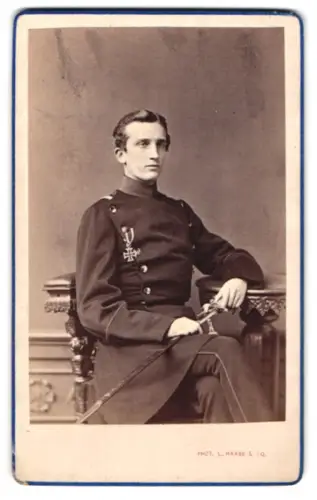 Fotografie L. Haase & Comp., Berlin, Friedrichstrasse 178, Offizier im Überrock mit EK II 1870