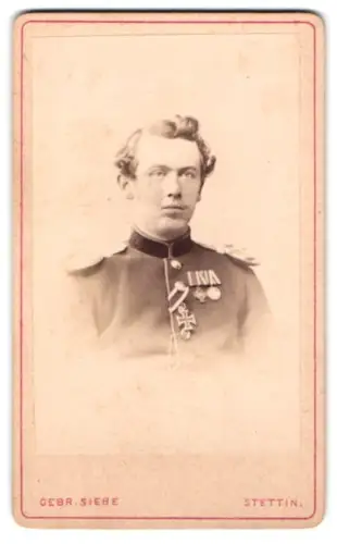 Fotografie Gebr. Siebe, Stettin, Mönchenstr. 15, Offizier Gustav Faudre mit EK II 1870, Erinnerungskreuz 1866, KDM 1870