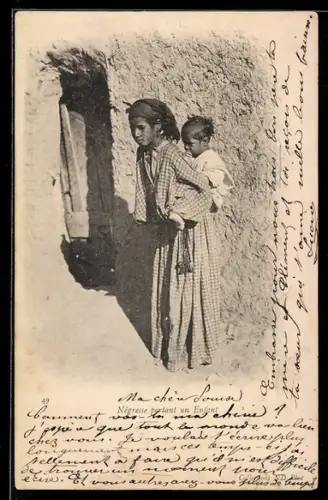 AK Junge Araberin trägt ein Kind, arabische Volkstypen