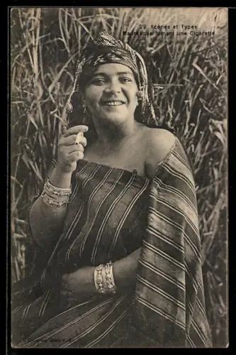 AK Mauresque fumant une cigarette