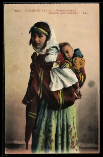 AK Femme arabe portant son enfant, Araberin ihr Kind auf dem Rücken tragend, arabische Volkstypen
