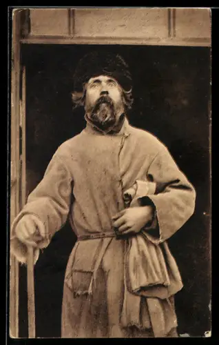 AK Russland, Russe mit Fellmütze am Stock, Russische Typen