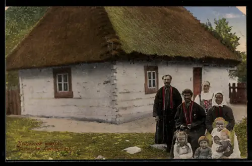 AK Krajobraz wiejski, Russische Familie in Trachten vor ihrem Haus