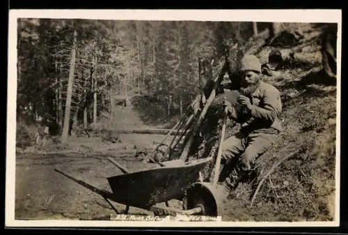 AK Russischer Gefangener mit einem Schubkarren