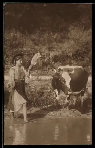 AK Portrait einer rumänischen Frau neben einer Kuh
