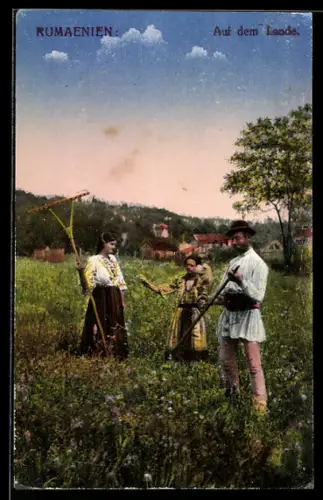 AK Rumänische Bauern in Trachten bei der Feldarbeit