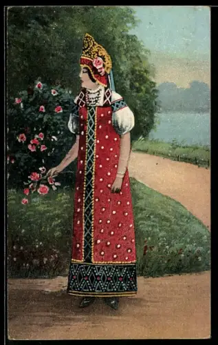 AK Elegante Dame in ukrainischer Tracht mit Rosen