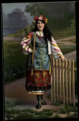 AK Ukrainische Dame in traditioneller Kleidung