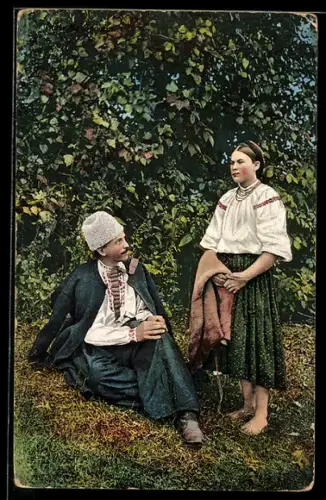 AK Paar in ukrainischer Tracht vor einem Busch