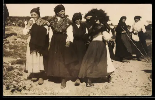 Foto-AK Frauen in ukrainischer Tracht