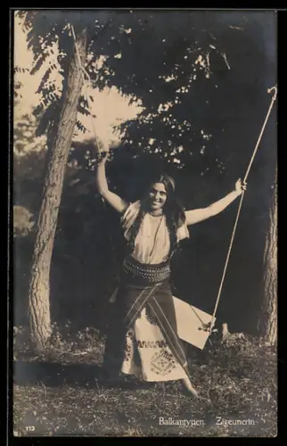 AK Rumänische Zigeunerin, Sinti und Roma, Schaukel