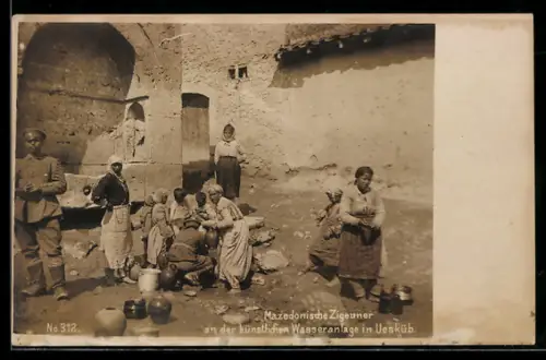 AK Mazedonische Zigeuner an der künstlichen Wasseranlage in Uesküb