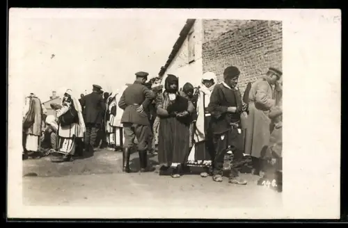Foto-AK Soldaten und Sinti und Roma / Zigeuner vor einem Haus