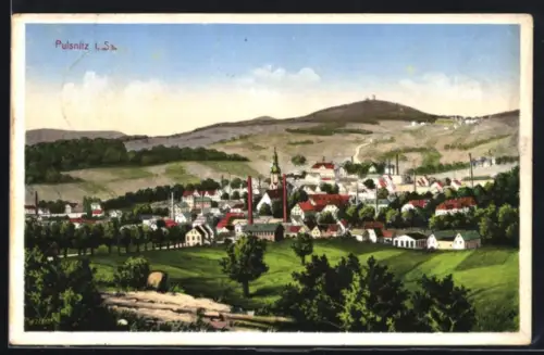 AK Pulsnitz i. Sa., Ortsansicht mit Kirche und umliegender Landschaft