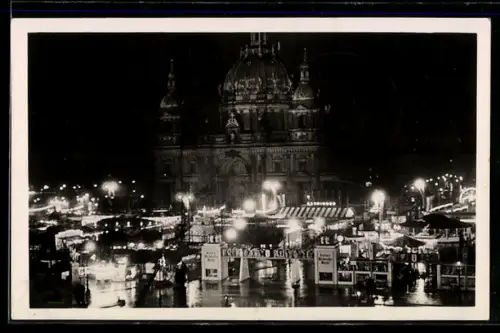 AK Berlin, Weihnachtsmarkt Lustgarten, Berliner Dom bei Nacht
