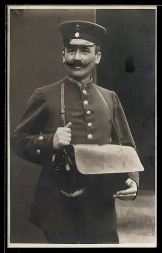 Foto-AK Briefträger mit Schnurrbart und Tasche
