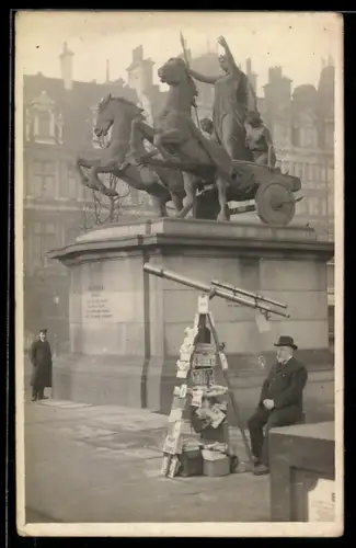 Foto-AK Ansichtskartenverkäufer mit seinem Stand neben einem Denkmal