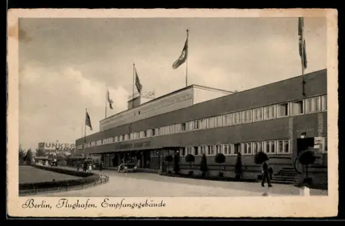 AK Berlin, Flughafen, Empfangsgebäude mit -Fahne
