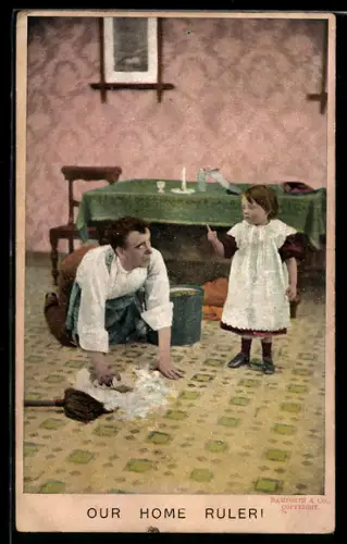 AK Kind steht mit erhobenem Zeigefinger vor dem Vater, der den Boden wischt, Emanzipation