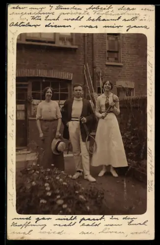 Foto-AK Ein Mann und zwei Frauen mit Tennisschlägern