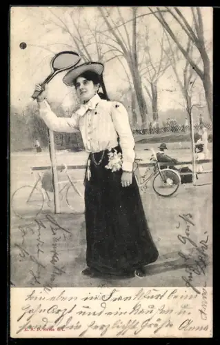 AK Frau in eleganter Kleidung mit einem Tennisschläger