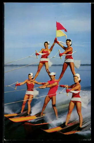 AK Frauen und ein Mann bilden beim Wassersport eine Pyramide