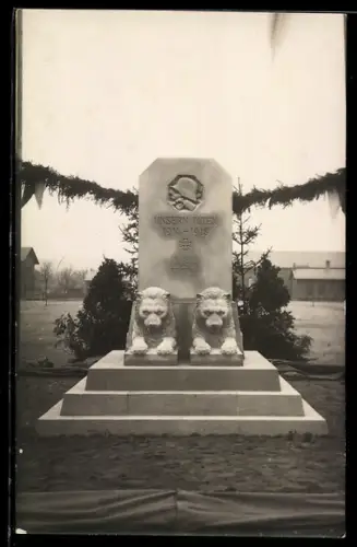 AK Kriegsgrab für die 1914-1918 Gefallenen mit Soldaten im Stahlhelm