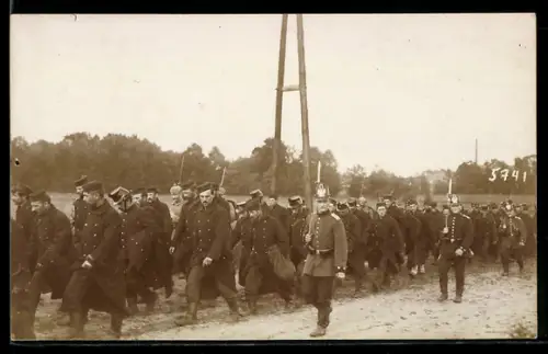 AK Kolonne von Kriegsgefangenen und Wachsoldaten in Uniform