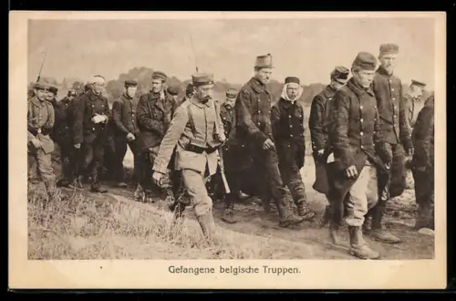 AK Kriegsgefangene Belgier mit Wachsoldaten in Uniform