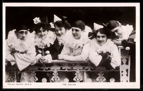 AK Gruppe Harlekine an einem Geländer