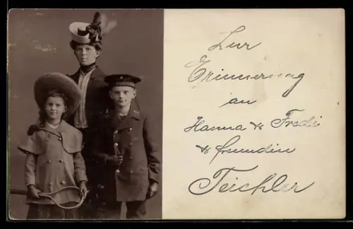 Foto-AK Mutter mit ihren Kindern und einem Tennisschläger