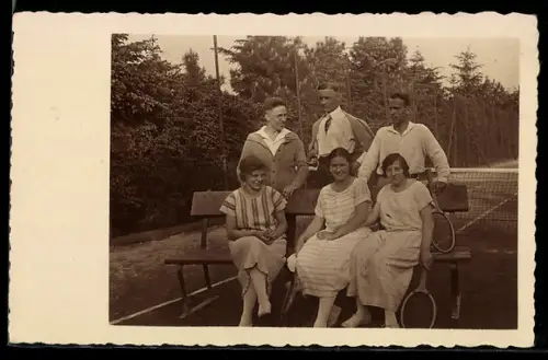 Foto-AK Gemischte Gruppe mit Tennisschlägern