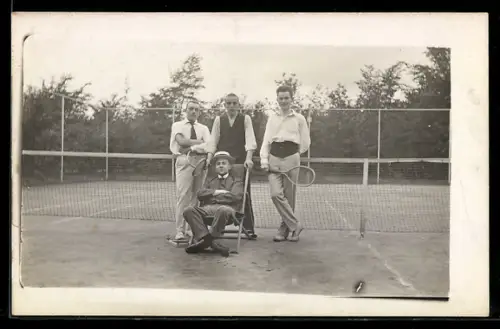 Foto-AK Männer vor einem Tennisnetz