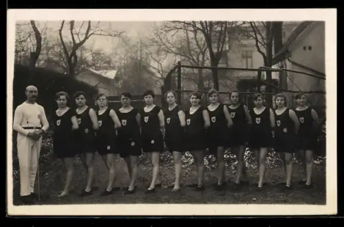 Foto-AK Turnerinnen mit ihrem Trainer