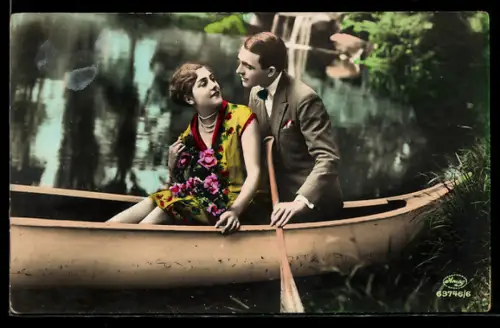 AK Elegantes Paar mit Blumen auf einem Ruderboot