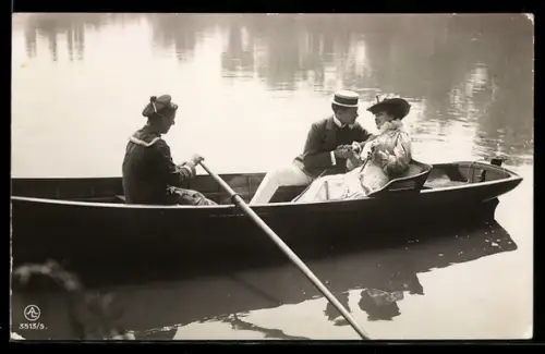 AK Elegantes Paar lässt sich durch die Gegend rudern