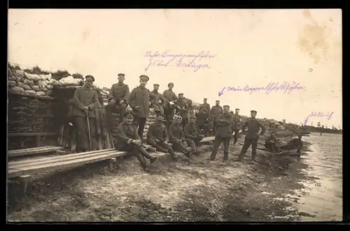 Foto-AK Uniformierte Soldaten an einem Flussufer