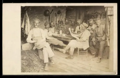 Foto-AK Soldaten während einer Pause an einem Tisch