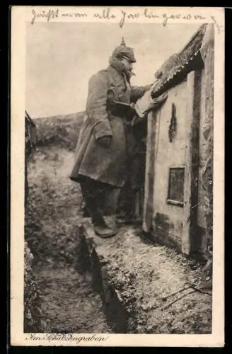 AK Soldat im Mantel im Schützengraben