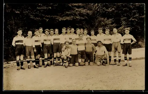Foto-AK Fussballmannschaft auf einem Feld vor einem Waldstück