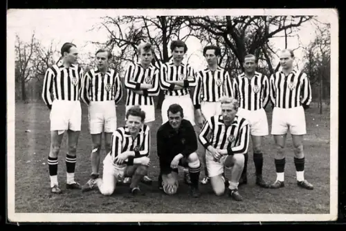 Foto-AK Fussballmannschaft auf einem Feld
