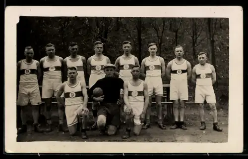 Foto-AK Fussballmannschaft vor einem Waldstück